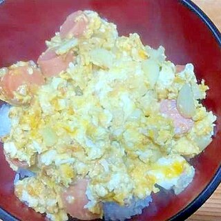 魚肉ソーセージにんにく卵炒め丼